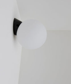 Applique inclinée "classique", boule opaline mate, grand modèle, noir bakélite