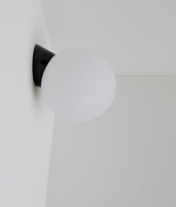 Applique inclinée "classique", boule opaline mate, grand modèle, noir bakélite