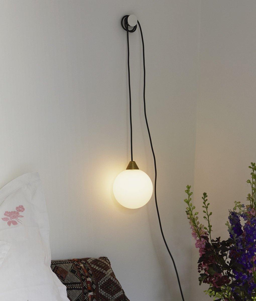 Baladeuse "Babel", grande verrerie boule en opaline, câble noir, chambre