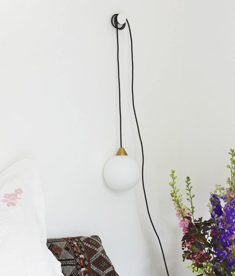Baladeuse "Babel", grande verrerie boule en opaline, câble noir, chambre