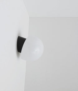 Applique "Bauhaus" inclinée noire, verrerie opaline champignon 