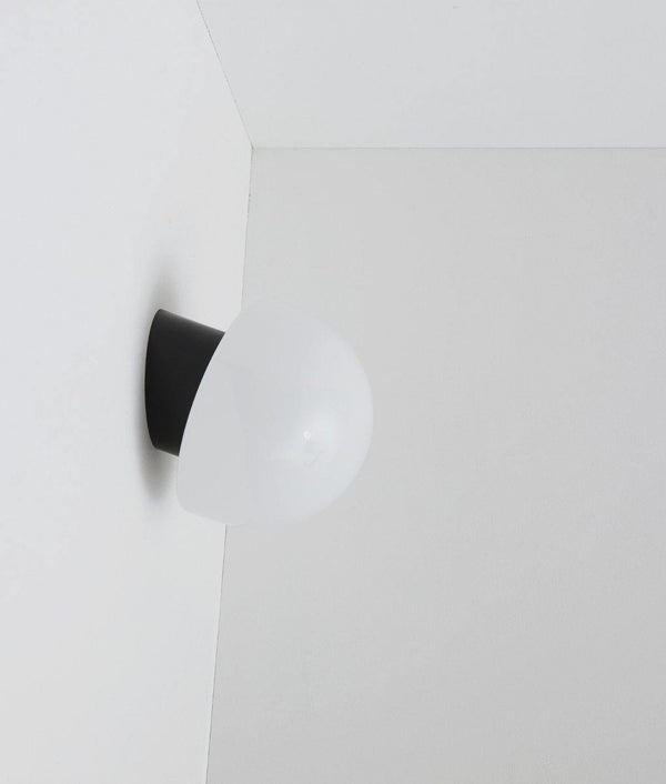 Applique "Bauhaus" inclinée noire, verrerie opaline champignon 