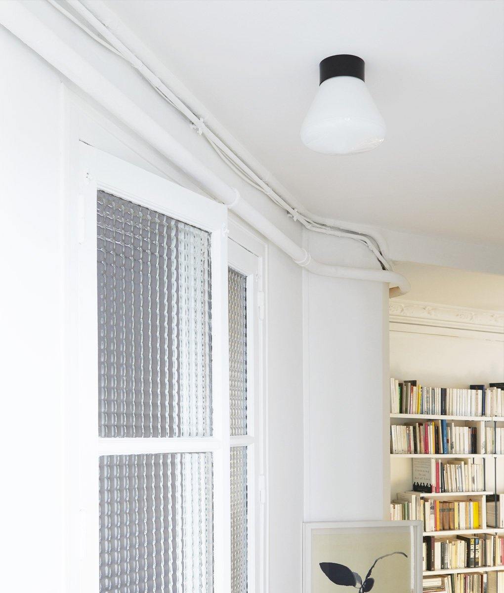 Plafonnier "Bauhaus" droit, verrerie opaline pointe 