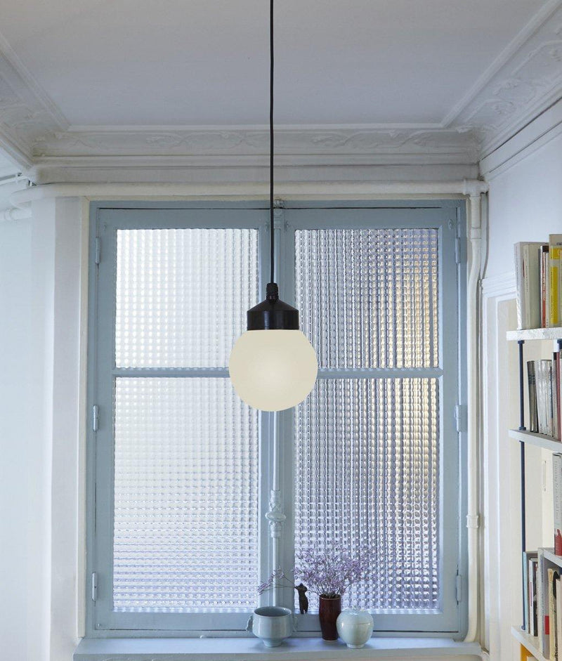 Suspension "Bauhaus", verrerie opaline boule, couloir