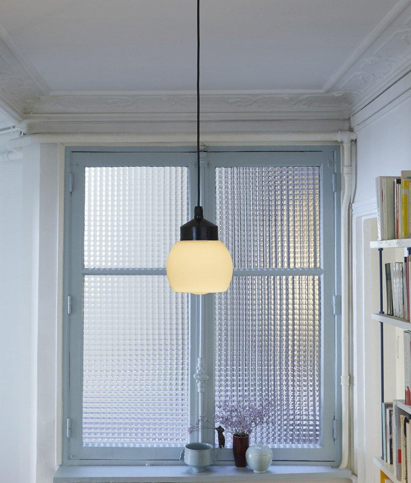 La Quincaillerie moderne - Suspension "Bauhaus", noir opaline blanche