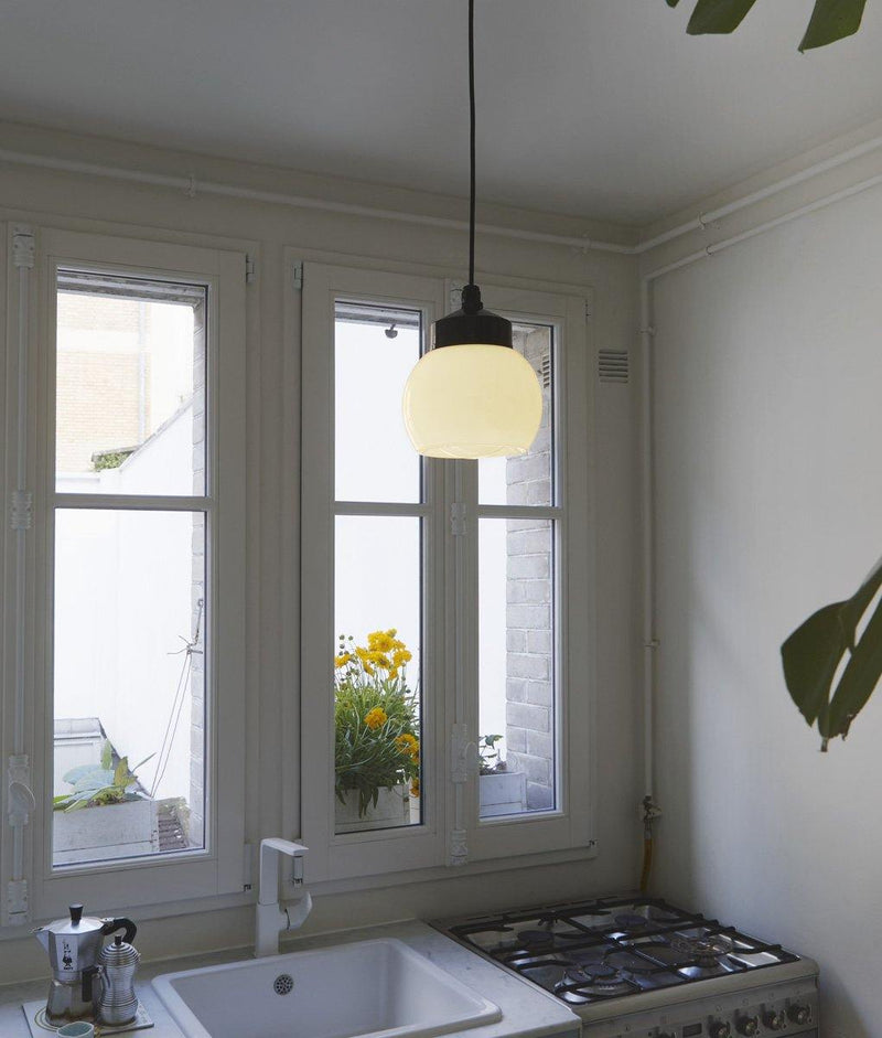 La Quincaillerie moderne - Suspension "Bauhaus", noir opaline blanche