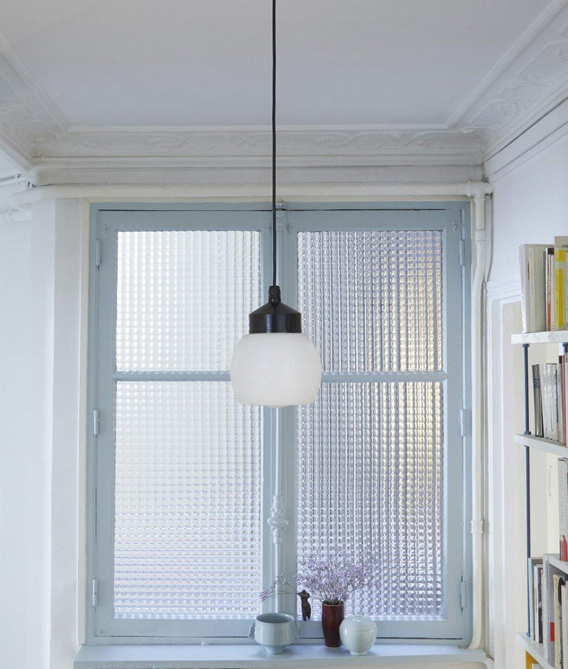 La Quincaillerie moderne - Suspension "Bauhaus", noir opaline blanche