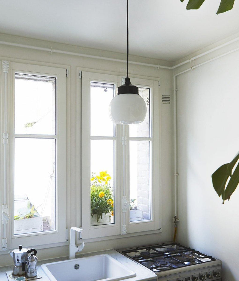 La Quincaillerie moderne - Suspension "Bauhaus", noir opaline blanche