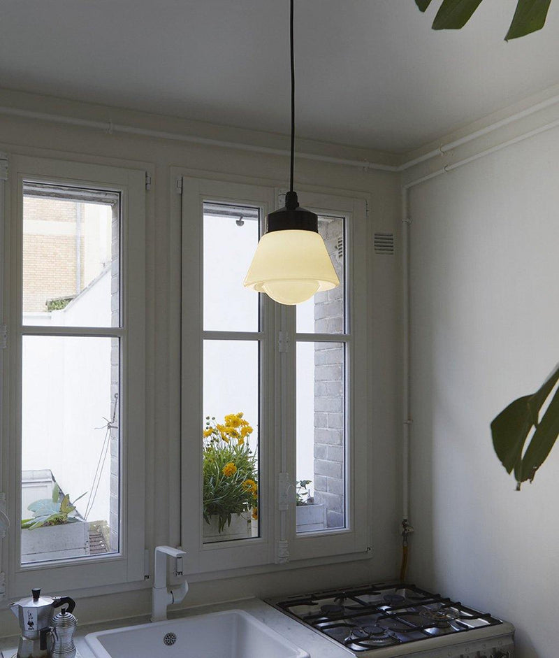 Suspension "Bauhaus", verrerie opaline toque, cuisine