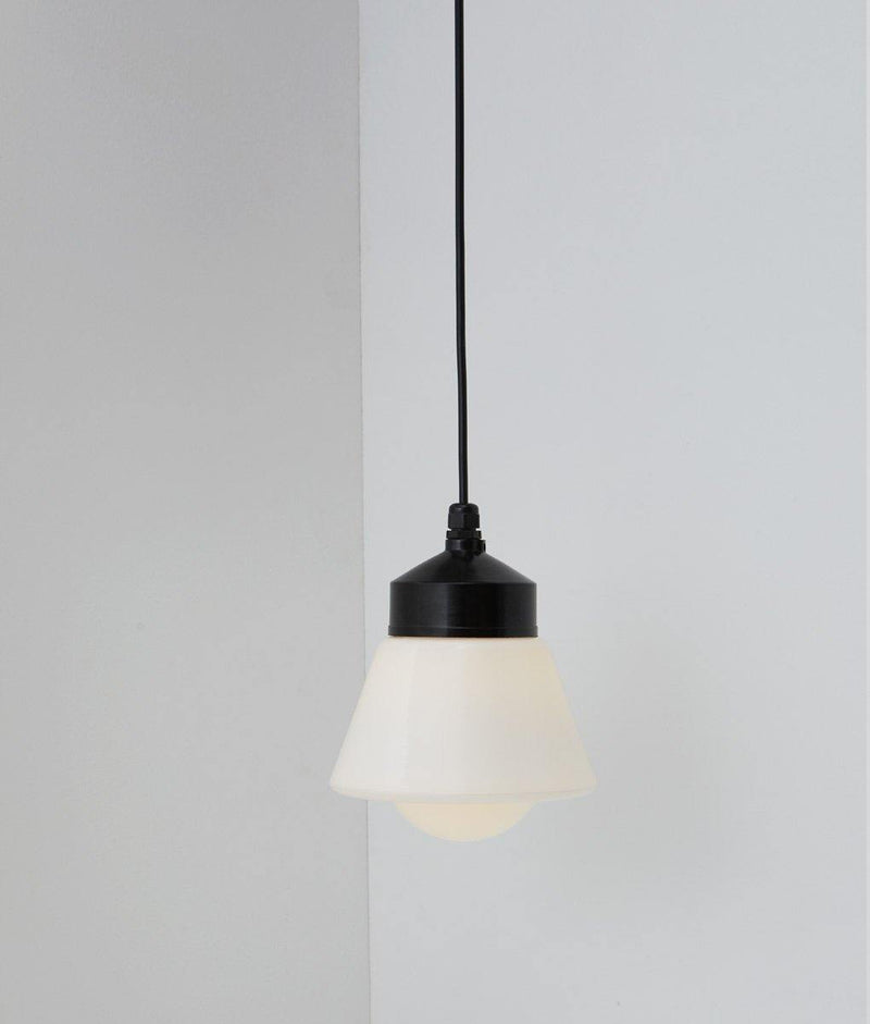 Suspension "Bauhaus", verrerie opaline toque, allumée