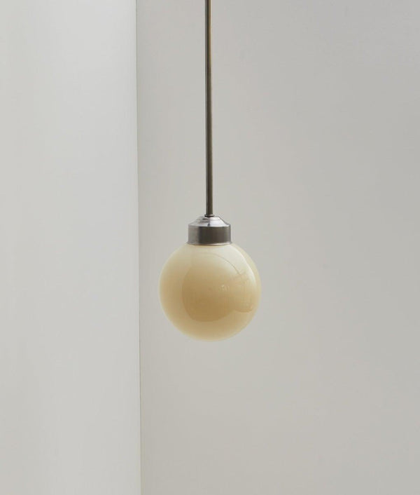 Suspension "Bistro", verrerie boule en opaline crème satinée, modèle moyen