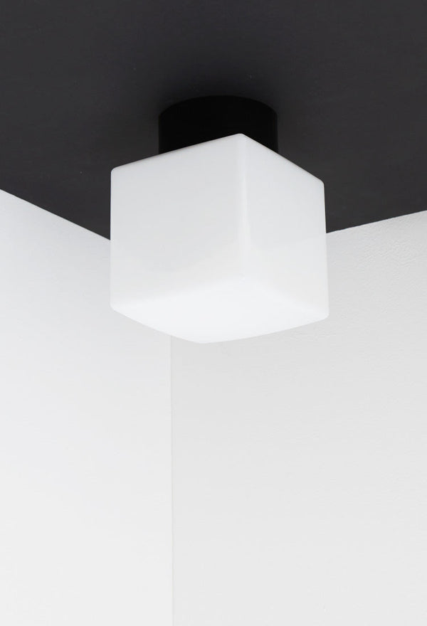 Applique en opaline "Bauhaus", base noire, verrerie cube satinée, plafond