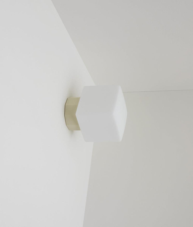 Applique "Colonnade", base à facettes, verrerie "cube" mate - La Quincaillerie moderne