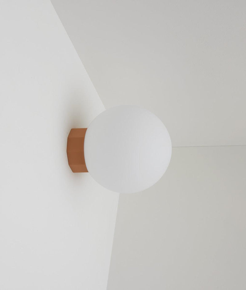 Applique "Colonnade", base à facettes, verrerie boule mate, grand modèle, vieux rose