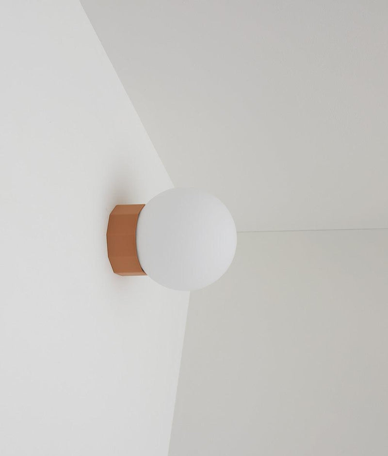 Applique "Colonnade", base à facettes, verrerie boule mate, vieux rose