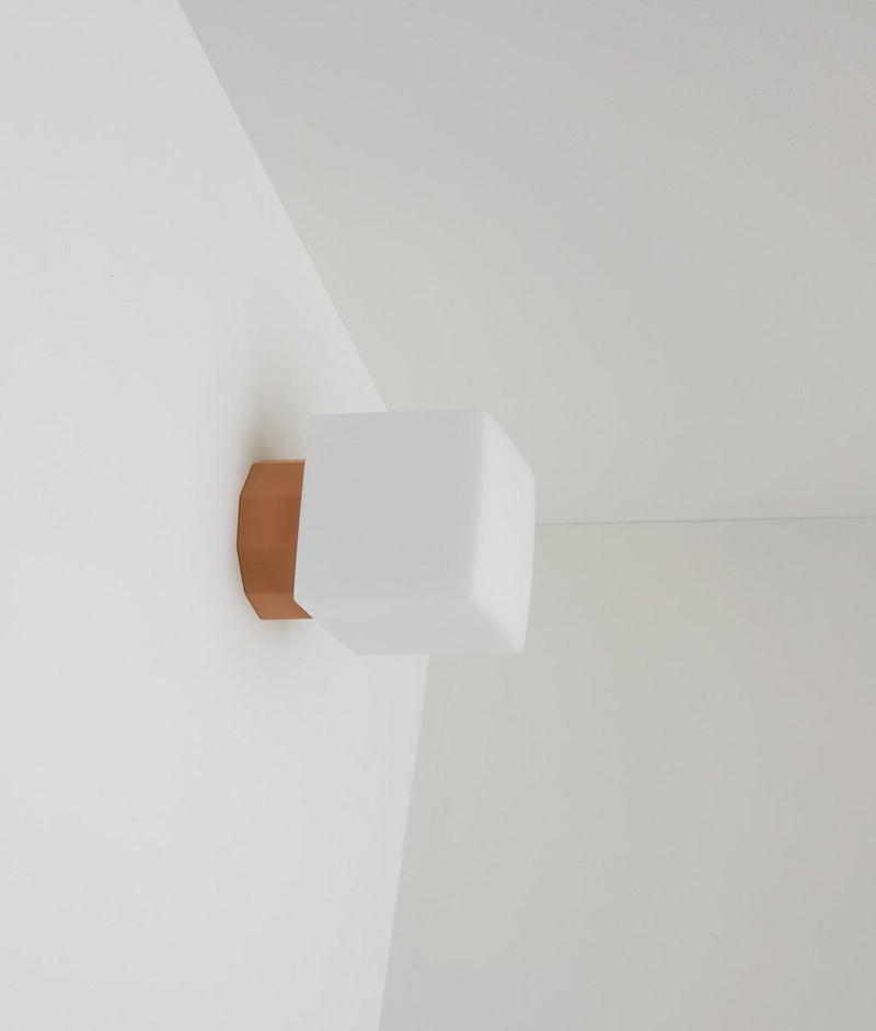 Applique "Colonnade", base à facettes, verrerie "cube" mate - La Quincaillerie moderne