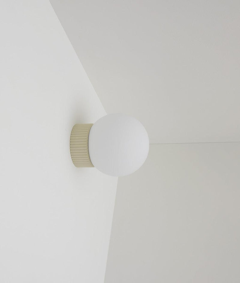 Applique "Colonnade", base à fines cannelures, verrerie boule mate, crème
