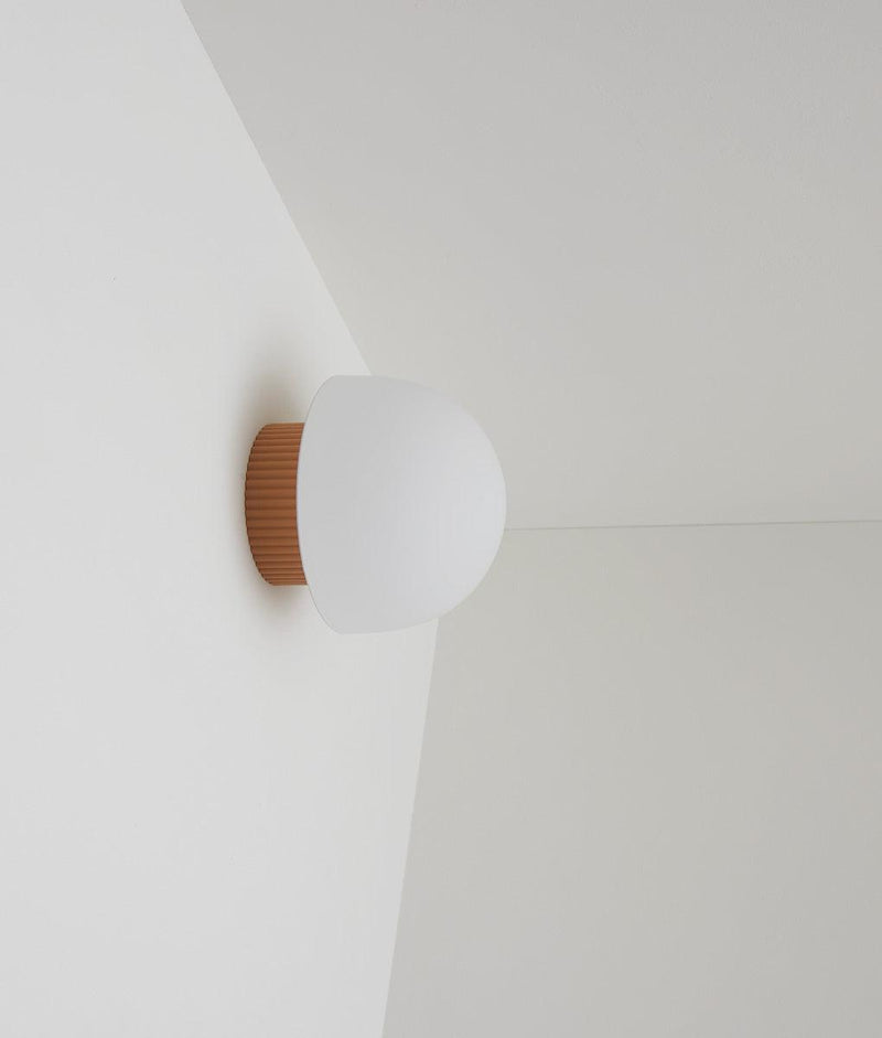 Applique "Colonnade", base à fines cannelures, verrerie "champignon" mate, vieux rose