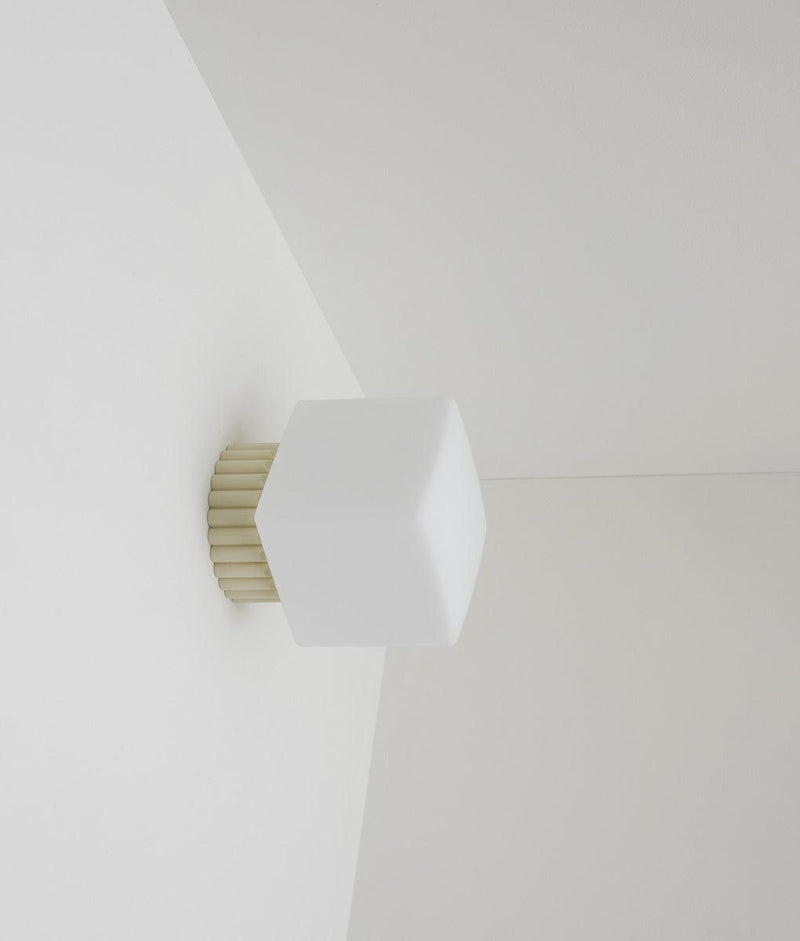 Applique "Colonnade", base à larges cannelures, verrerie "cube" mate, crème