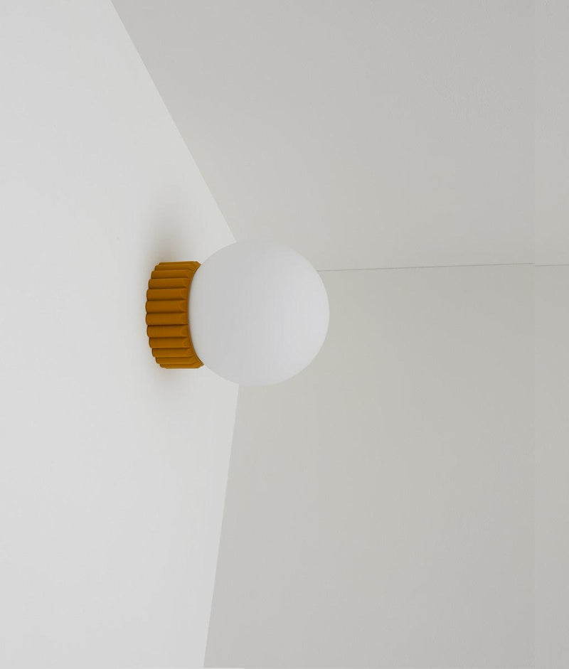Applique "Colonnade", base à larges cannelures, verrerie boule mate - La Quincaillerie moderne