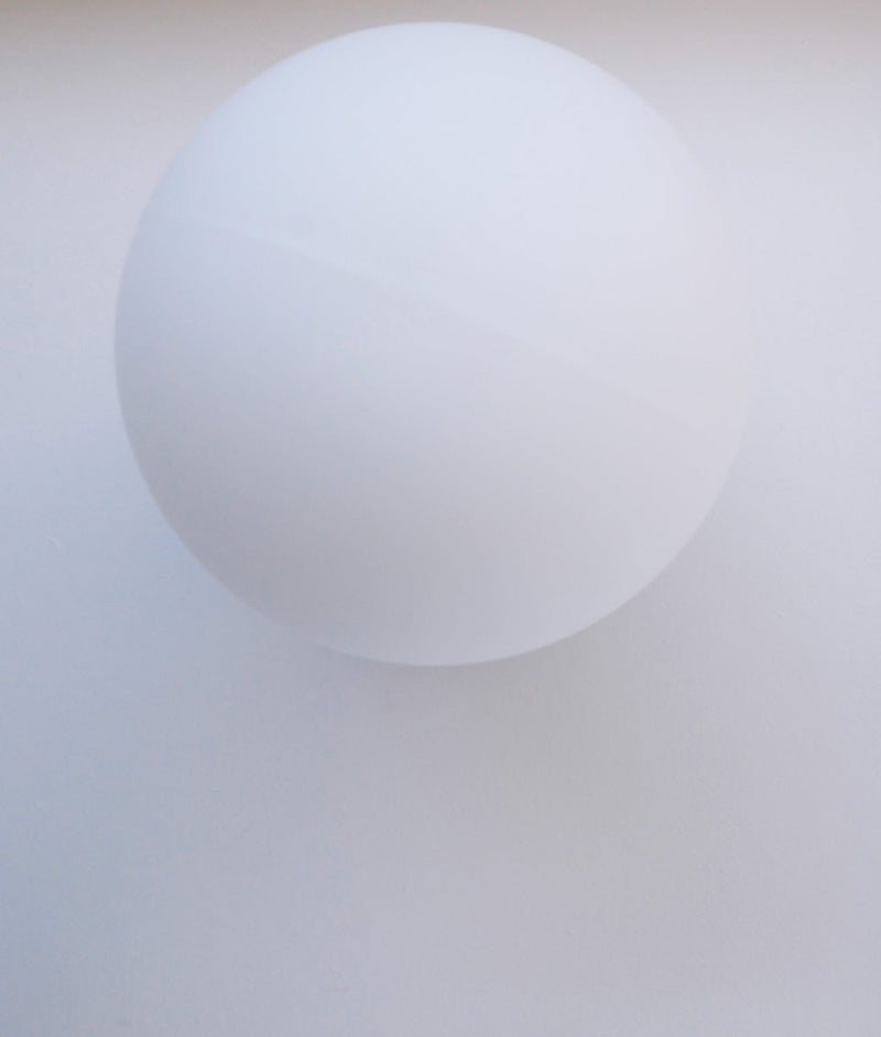 Applique inclinée "classique", boule opaline mate, petit modèle, noir bakélite