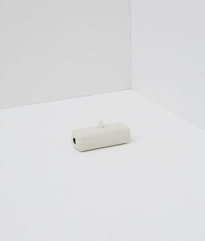 Interrupteur rectangulaire blanc avec bouton poussoir blanc