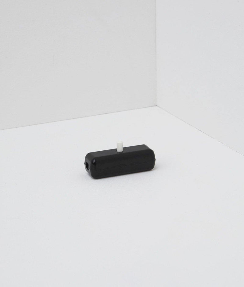Interrupteur rectangulaire noir avec bouton poussoir blanc
