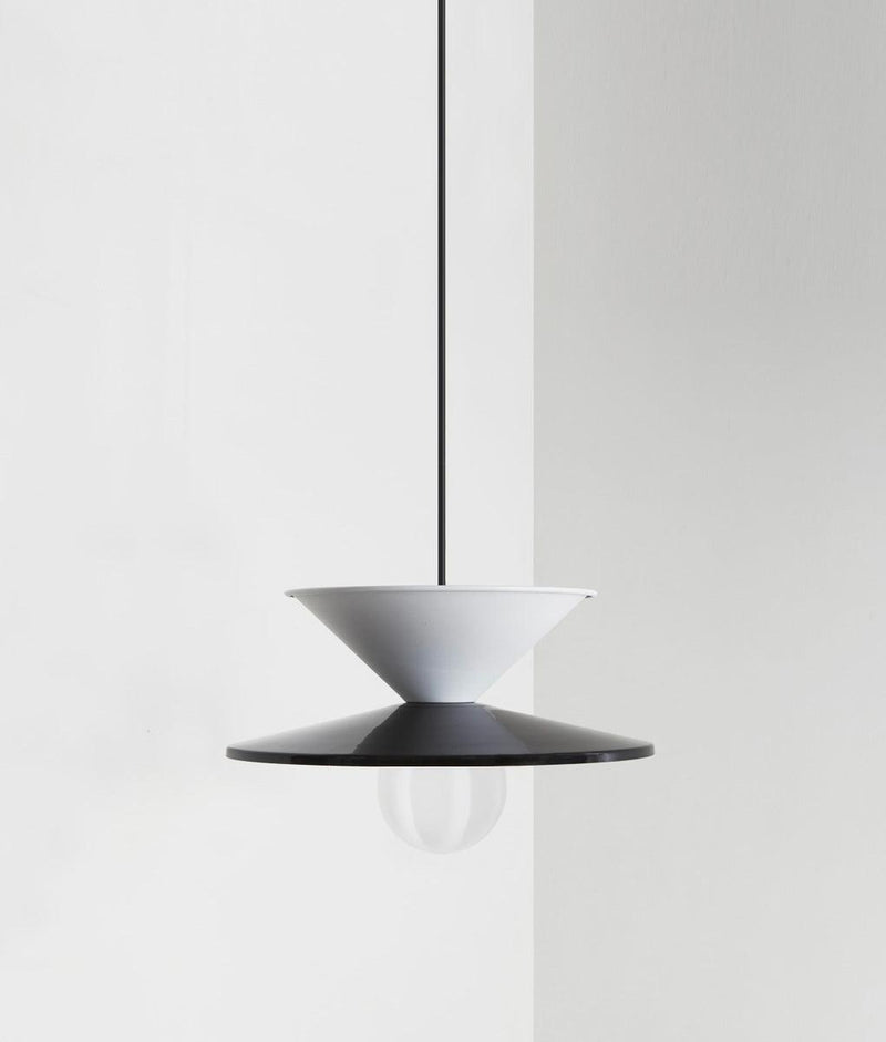 Suspension "Milano" double, noir et blanc, câble noir et boule opale facettes GM LED